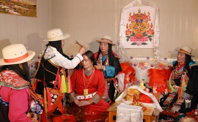 图为用干鹿角为新娘分发