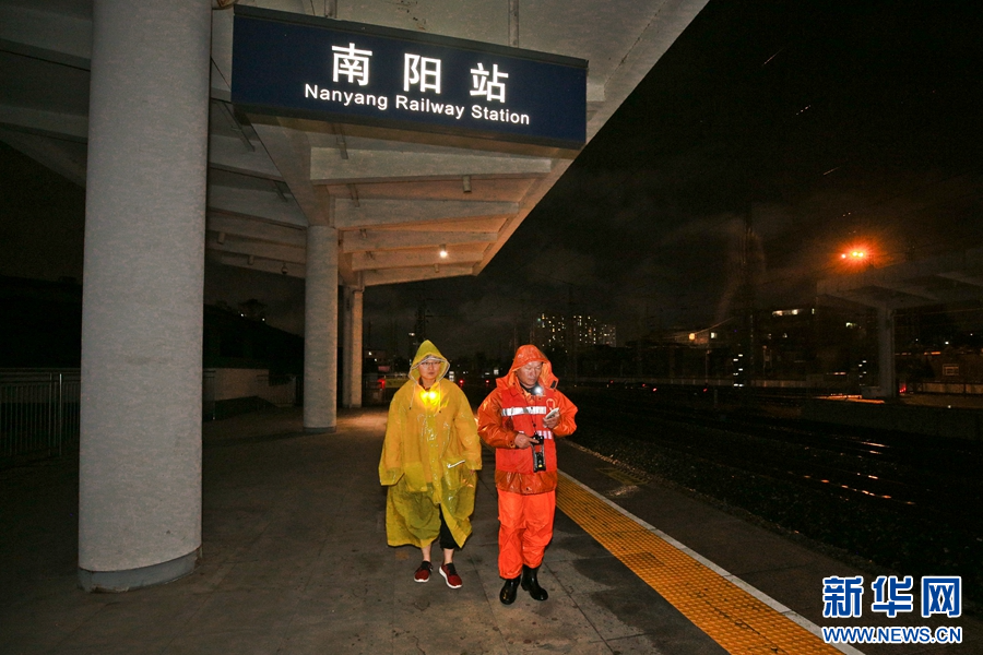 8月26日夜，南阳工务段铁路职工冒雨对线路进行徒步巡检，全面守护铁路安全。