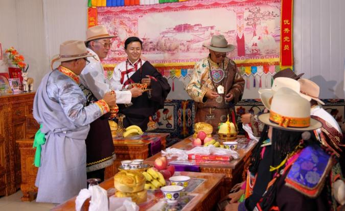 在提婚仪式上女方家人向来宾敬酒