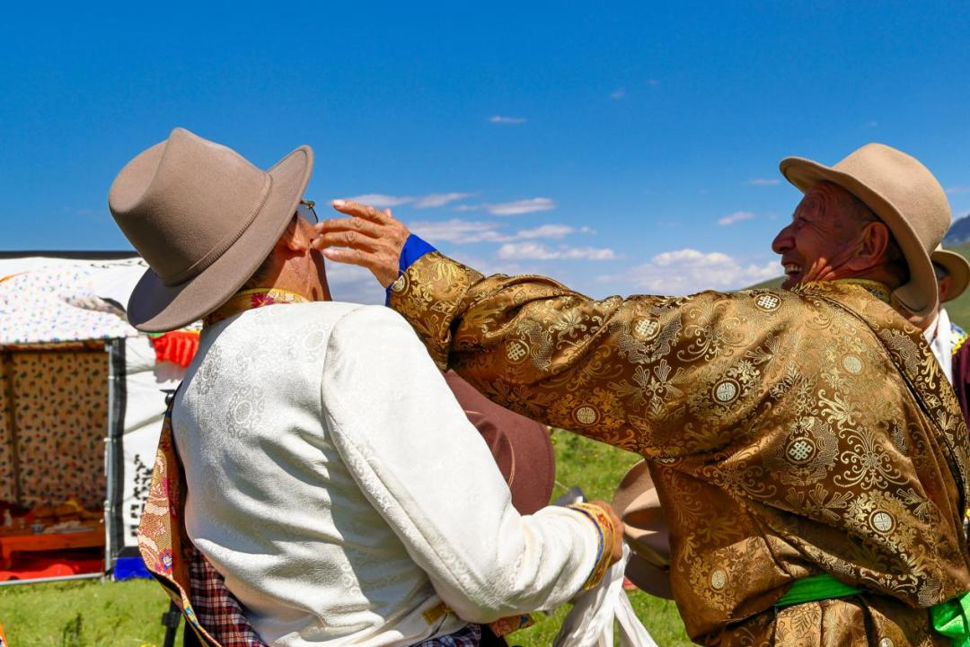 东喜客互抢帽子助兴