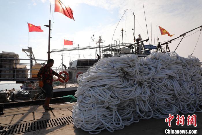 9月1日,为期四个月的黄渤海伏季休渔期结束,山东省滨州市无棣县渤海湾畔300余艘渔船整装待发。高士东 摄
