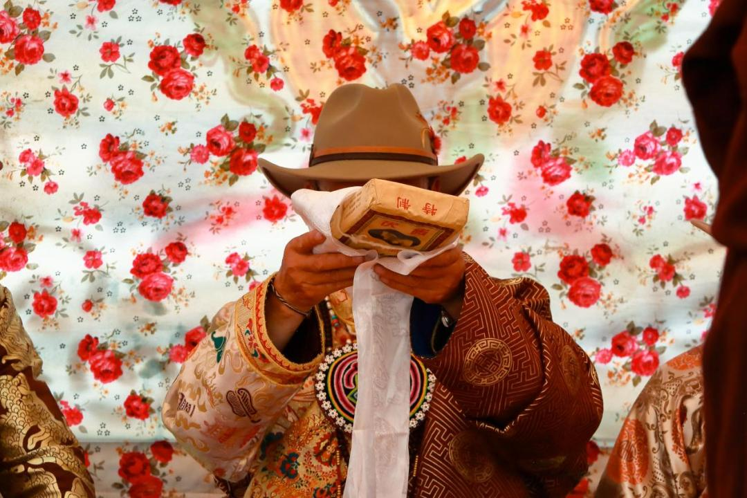 女方家向媒人交待瓦加茶叶,茶叶由新娘亲手熬制后,在伴娘陪同下给婆家长辈敬茶。