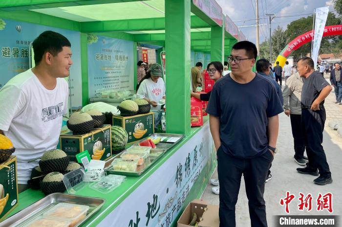 籃球館外，農(nóng)特產(chǎn)品展示展銷(xiāo)現(xiàn)場(chǎng)。中新網(wǎng)記者 李佩珊 攝