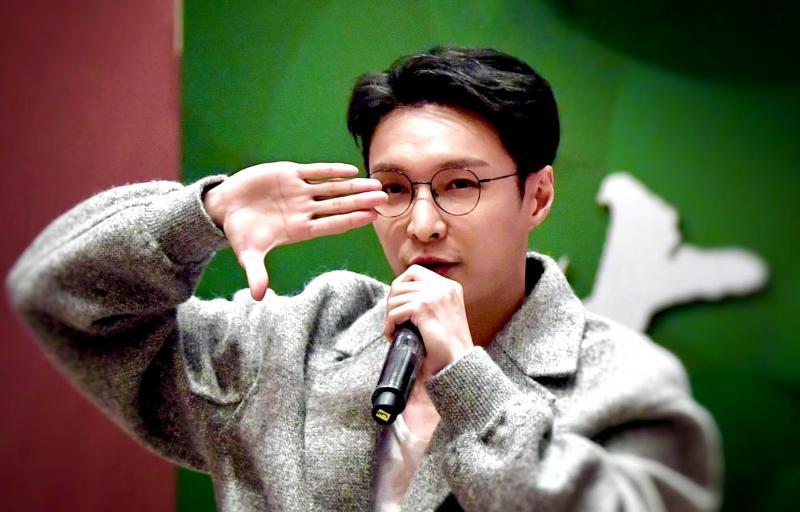 张艺兴在“尼好，戏剧！青年导演创作扶持计划第二季”艺术工坊示范《飞天》手势