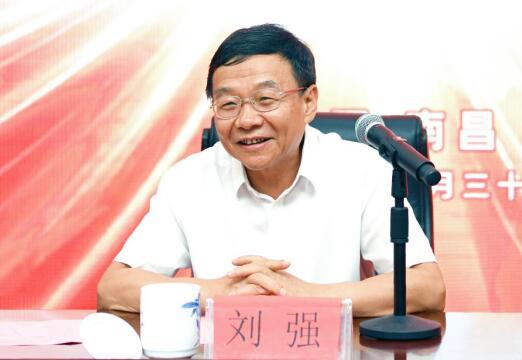 江西省人大常委会党组副书记、省总工会主席刘强主持签约仪式