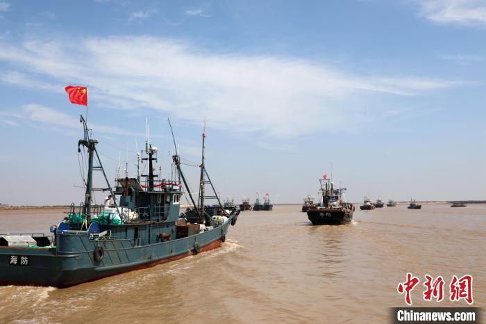 9月1日,为期四个月的黄渤海伏季休渔期结束,山东省滨州市无棣县渤海湾畔300余艘渔船从岔尖港扬帆出海。高士东 摄