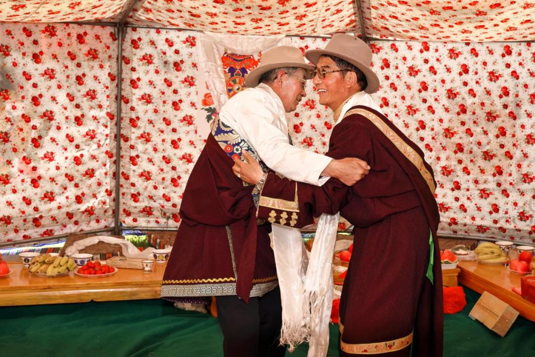 喜客离席时在座位上留下一条哈达,意为留下吉祥的祝福,藏语称扎西缴巴。男女双方家人在离席时相互摔跤戏闹。