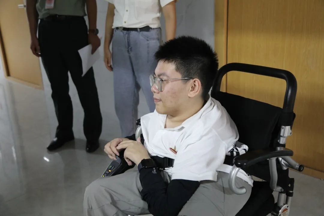 开学第一课，廖文杰认真听老师介绍学院历史以及上课模式。