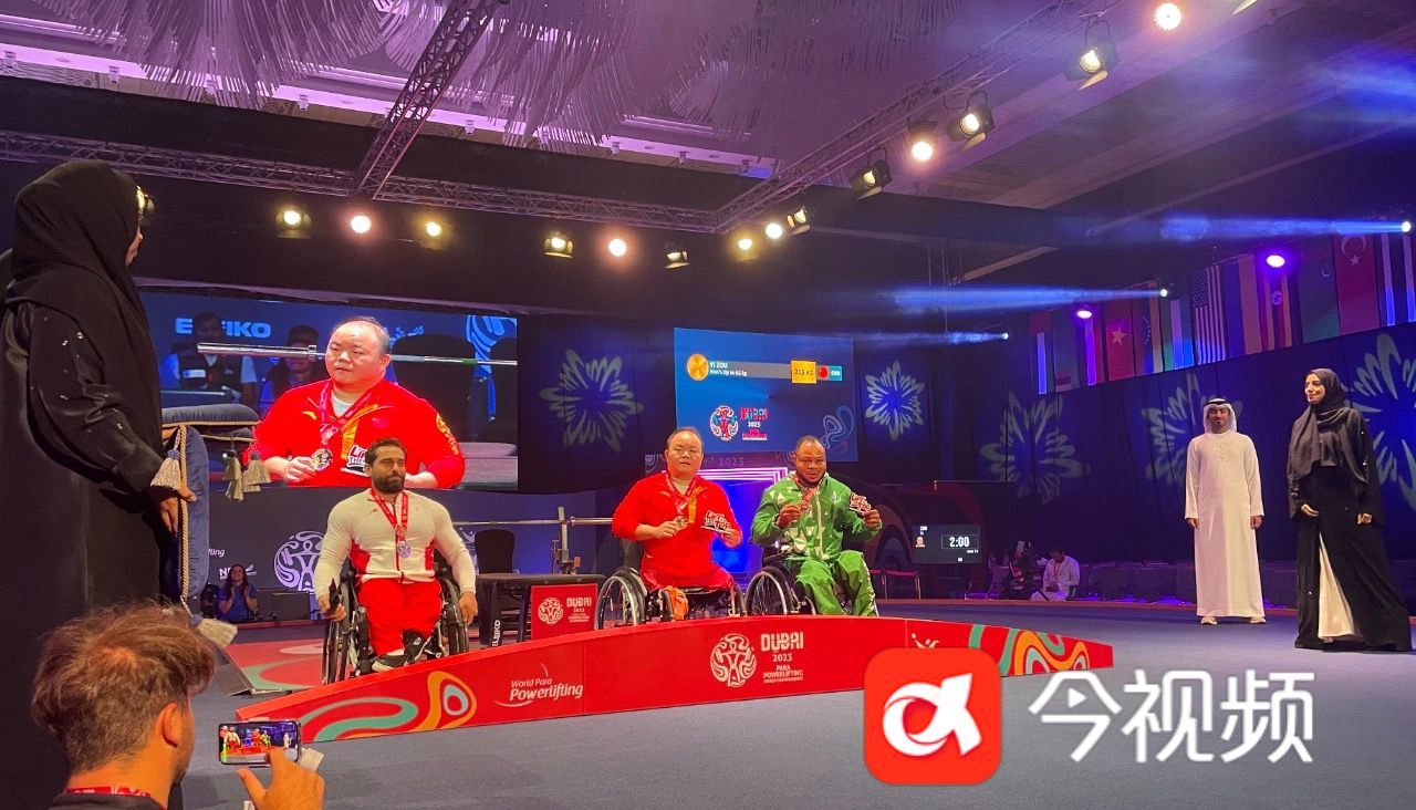 江西举重队运动员邹益获奖照片