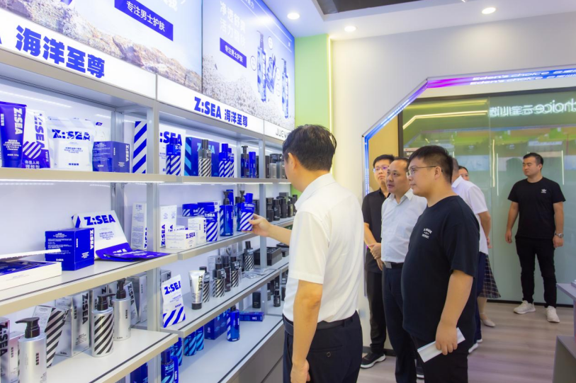 虎荣鑫区长一行参观梦尔达科技集团-海洋至尊产品展厅