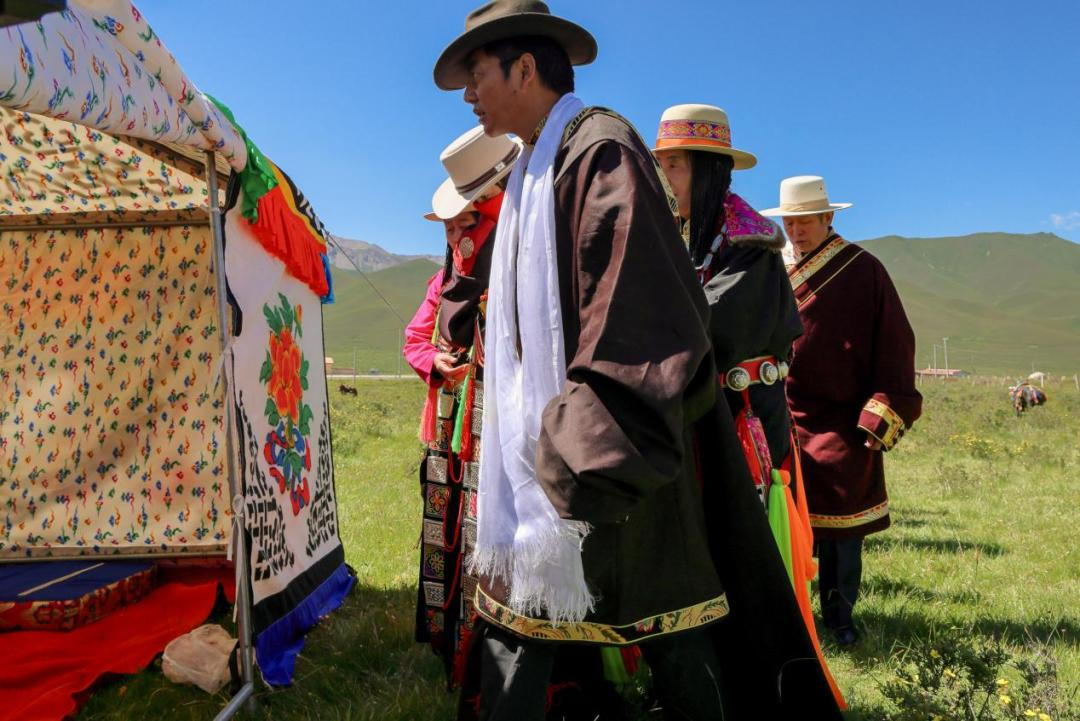 哥哥和伴娘、喜客将新娘送到婚房门口,伴娘留下陪伴新娘,其他人返回喜客队伍。