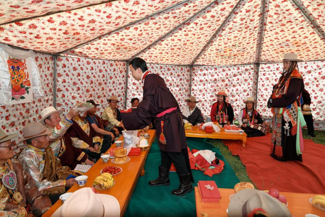 举行“苏合撒”仪式(藏语中“苏合撒”指动物的肩胛骨,古人将肩胛骨视为健壮和英勇的象征)