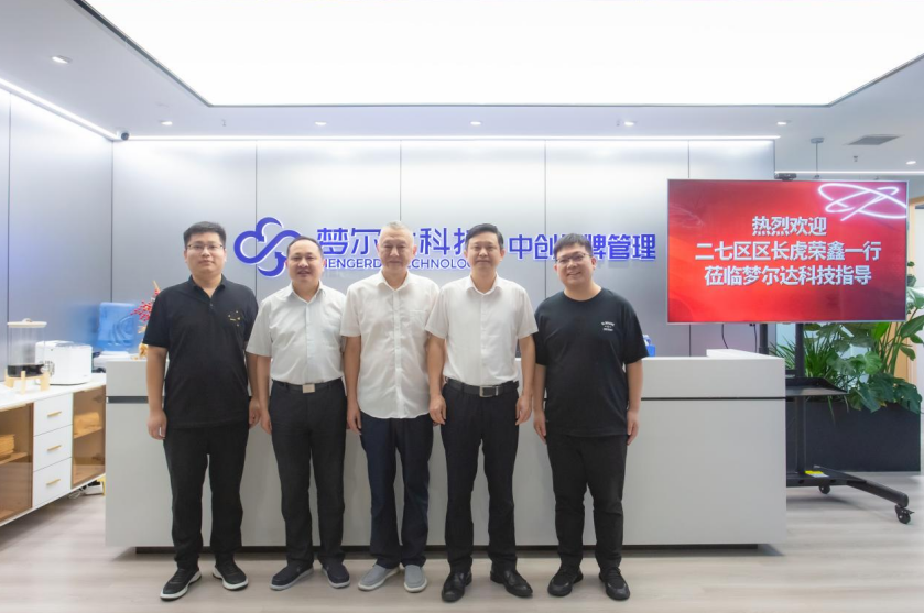 虎荣鑫一行和梦尔达科技集团创始人刘善炜合影