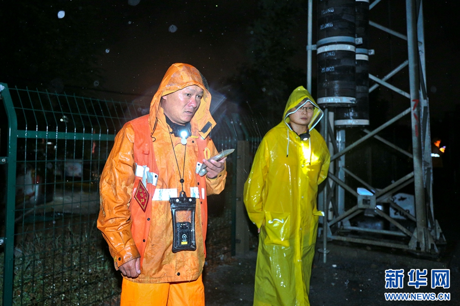 8月26日夜，南阳工务段铁路职工冒雨对线路进行徒步巡检，全面守护铁路安全。