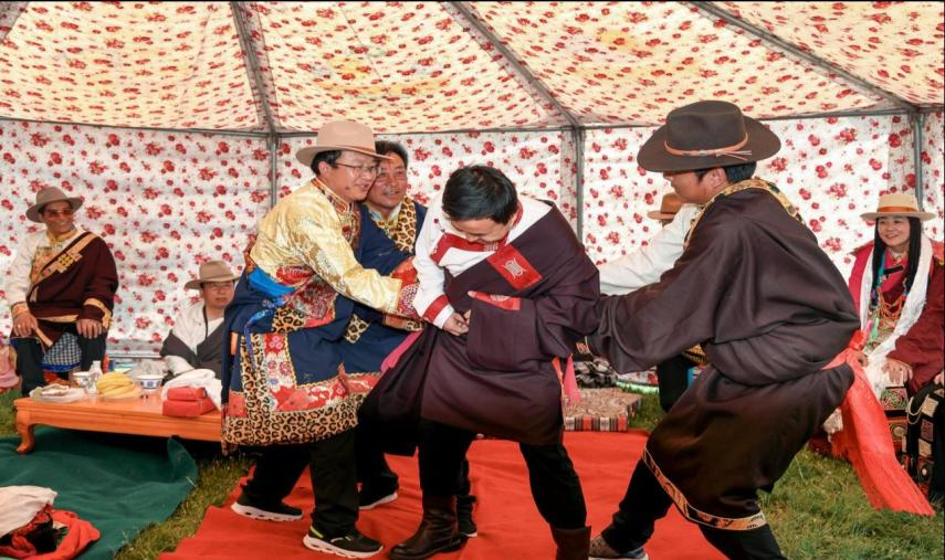 喜客给新郎系腰带,系腰带时喜客使劲勒,新郎连连告饶,意为以后好好过日子。此仪式和天祝及周边汉族婚礼上冠带女婿相似。