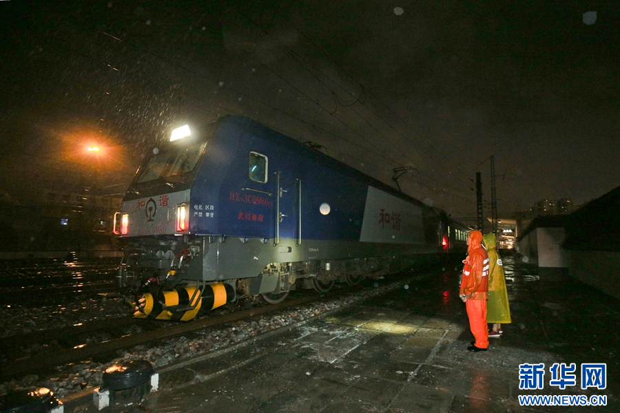 8月26日夜，南阳工务段铁路职工冒雨对线路进行徒步巡检，全面守护铁路安全。