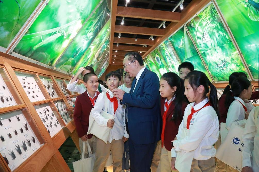 康乐院士在动物馆昆虫展厅给学生们讲解蝗虫