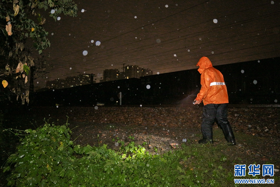 8月26日夜，南阳工务段铁路职工冒雨对线路进行徒步巡检，全面守护铁路安全。