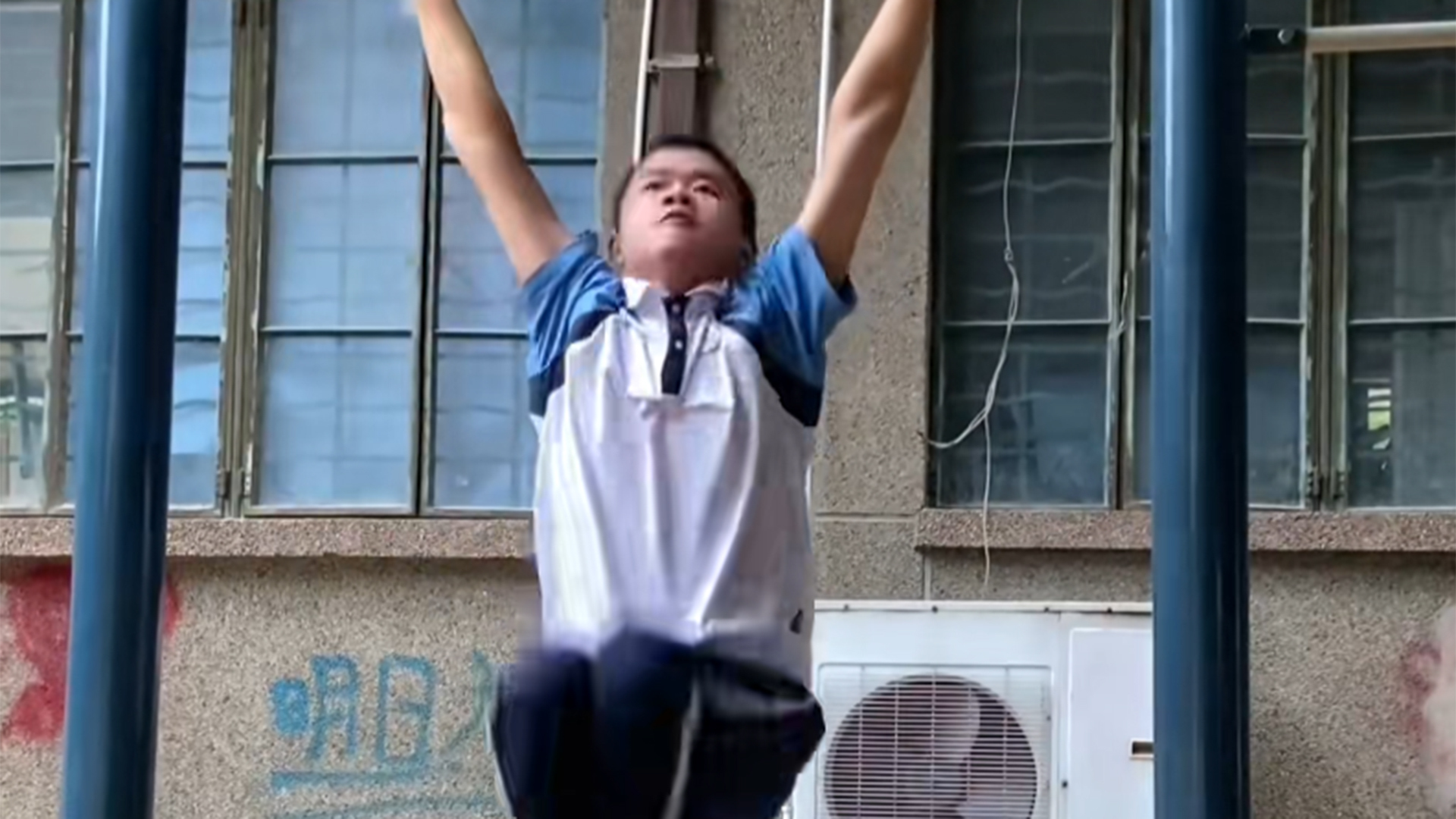 男生演示单杠手臂旋转，网友：看第一个动作，我就惊呆了