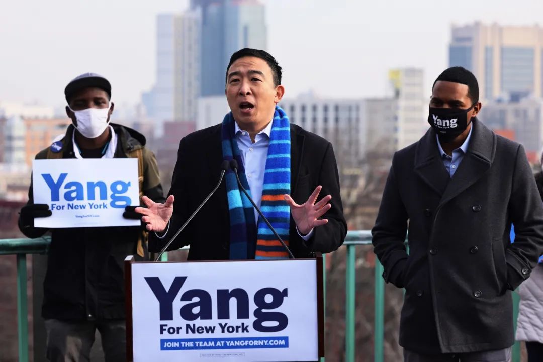 2022年数十名美国共和党和民主党籍前官员宣布成立前进党（Forward），希望该党成为共和党和民主党之外的第三选择，并重振美国经济。