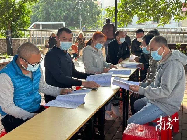 在江门市江海区外海街道直冲村广场上，江海区人大代表与村民一起学习法律文件 张泳渝 摄