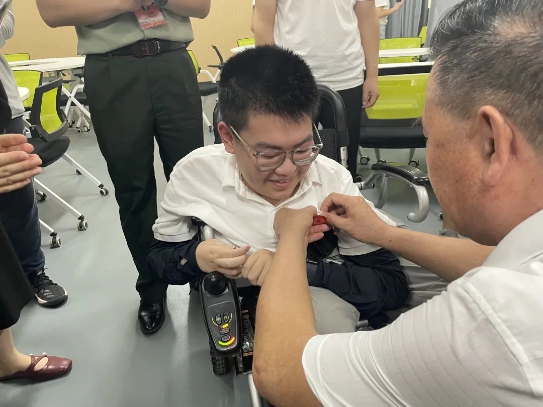 为廖文杰佩戴校徽