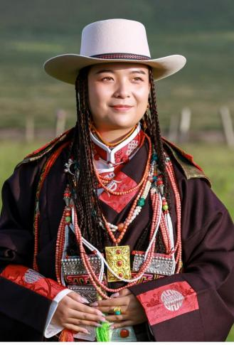 华锐藏族少女和已婚妇女发饰对比图