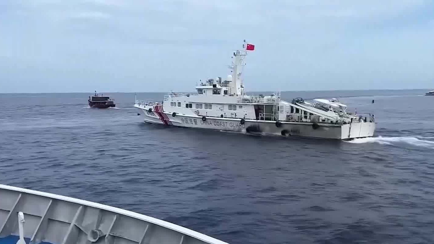 菲律宾运补船闯入仁爱礁邻近海域 遭中方驱离_凤凰网视频_凤凰网