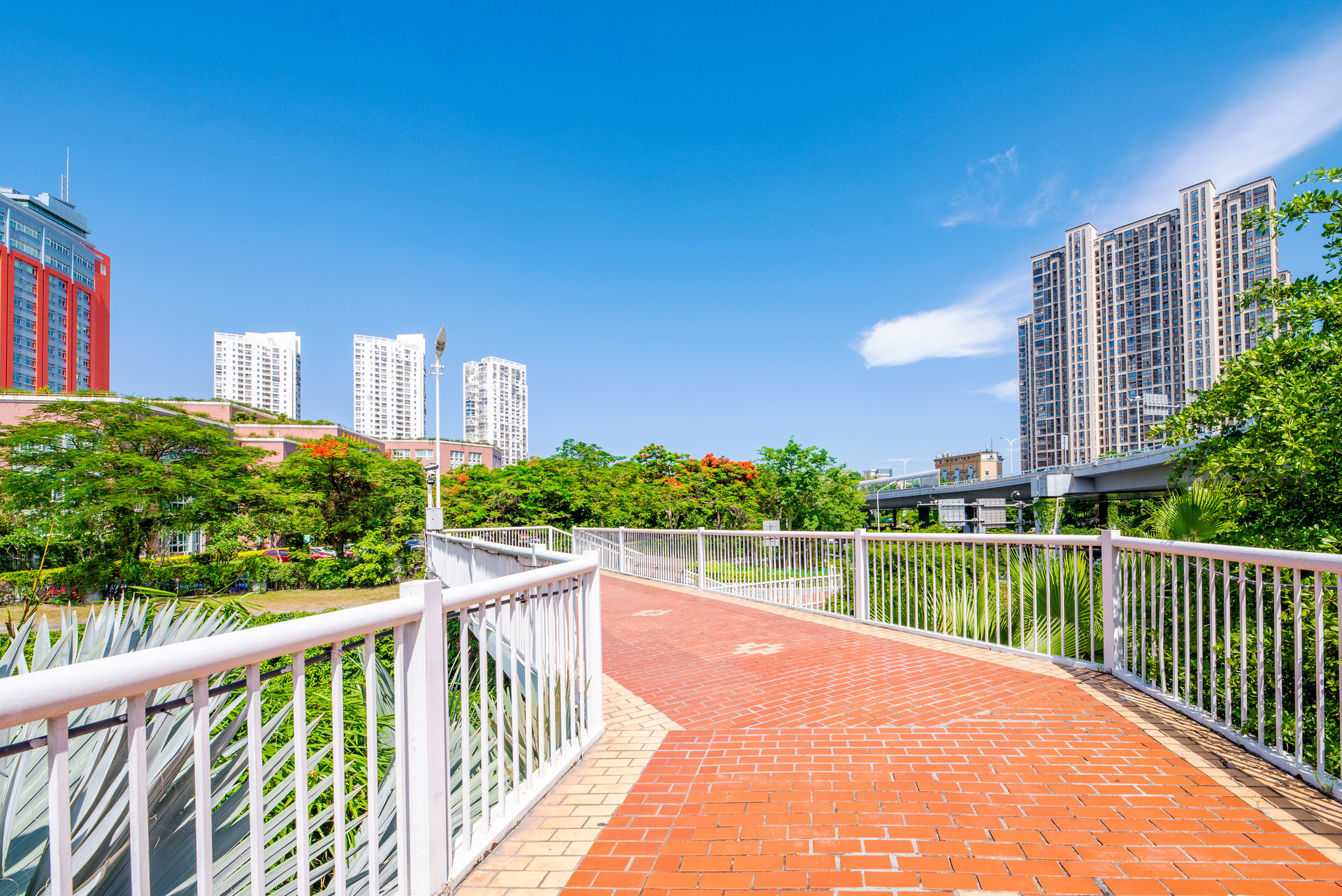 全长120.55米 西海岸新区太行山路人行天桥投入使用