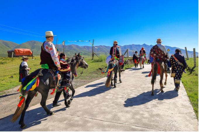 女方家送亲马队缓慢行走在前往男方家的路上,习俗上是舅舅和叔叔在前引路,弟弟或哥哥牵马,其他人簇拥姑娘缓行。