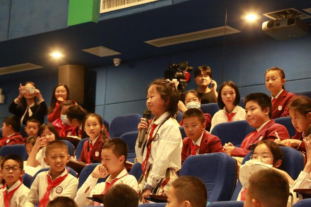 小学生踊跃提问