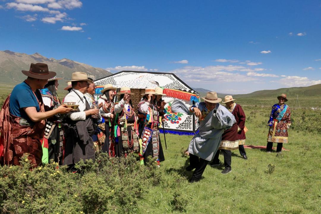 一名喜客假装酒醉折返走向东家讨酒喝