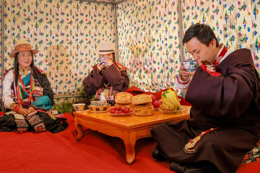 新郎、新娘在新房中喝茶,在迎娶过程中他两人不能见面。