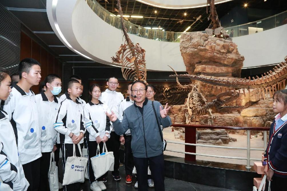 张克勤院士在动物进化展厅给学生们讲解