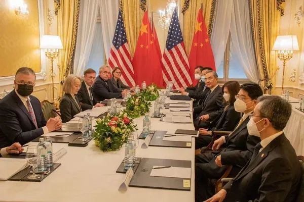当地时间2023年5月10日至11日，中共中央政治局委员、中央外事工作委员会办公室主任王毅同美国总统国家安全事务助理沙利文在奥地利维也纳举行会晤。图源外交部