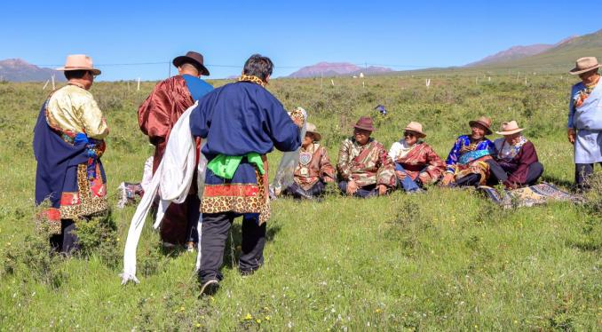 男方东家向送亲喜客献哈达、敬酒