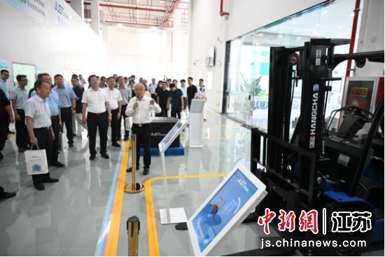 与会领导、嘉宾调研参观新氢动力沛县基地。 贾宁 摄