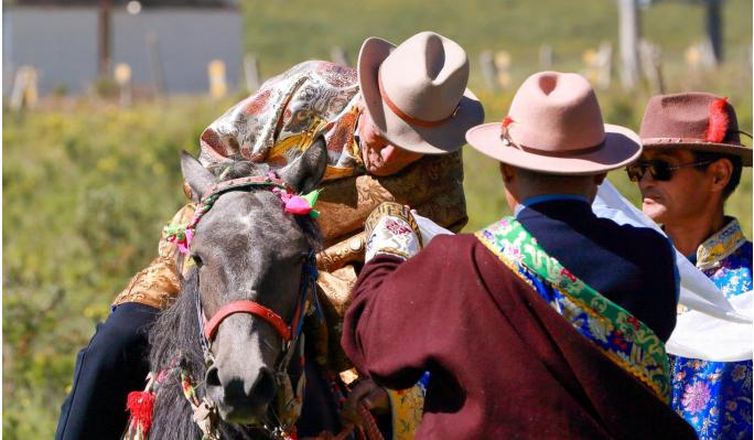 男方东家向喜客头献哈达请他下马