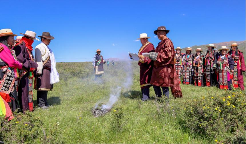 在煨起的火堆前,新娘在哥哥陪护下听拉翁致祈祷词。
