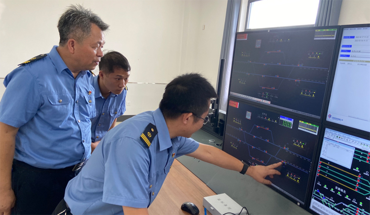 上饶车务段段领导检查行车室设备。余清清/摄