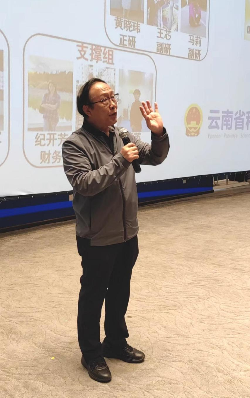 张克勤院士在现场回答同学们的提问