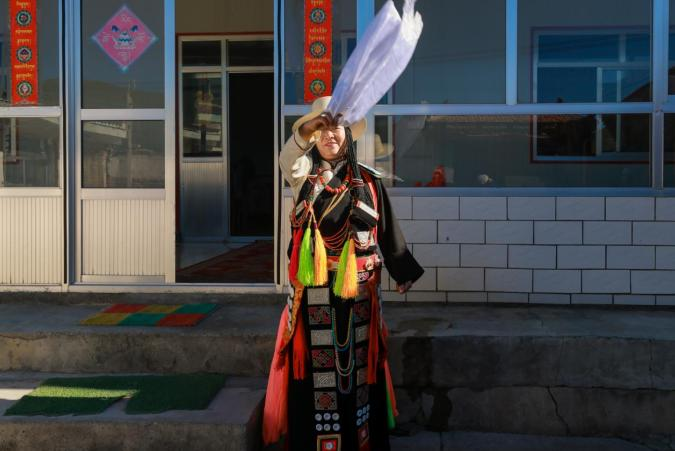 女方长辈行招运祈福仪式,手持哈达呼唤姑娘的名字,请将福禄留在娘家,请将美好带到婆家。