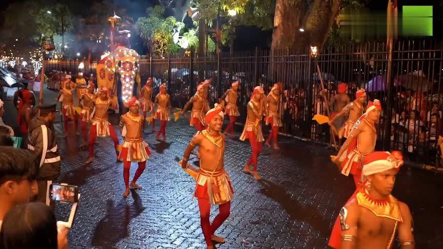 斯里兰卡举行佛牙节庆典游行