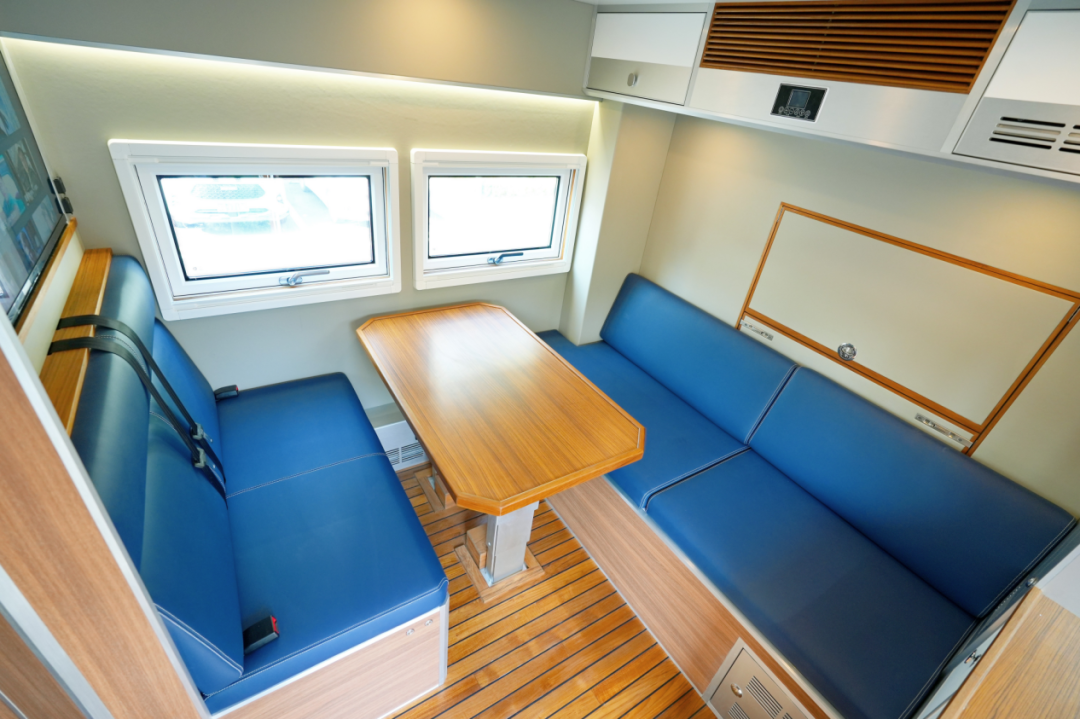 "穿越者sx"宽敞舒适的房车内部布局合理,能够提供舒适的远行生活环境.