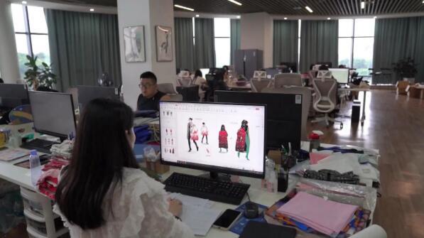 武汉纺织大学共青城纺织服装产业研究院设计师正在设计服装