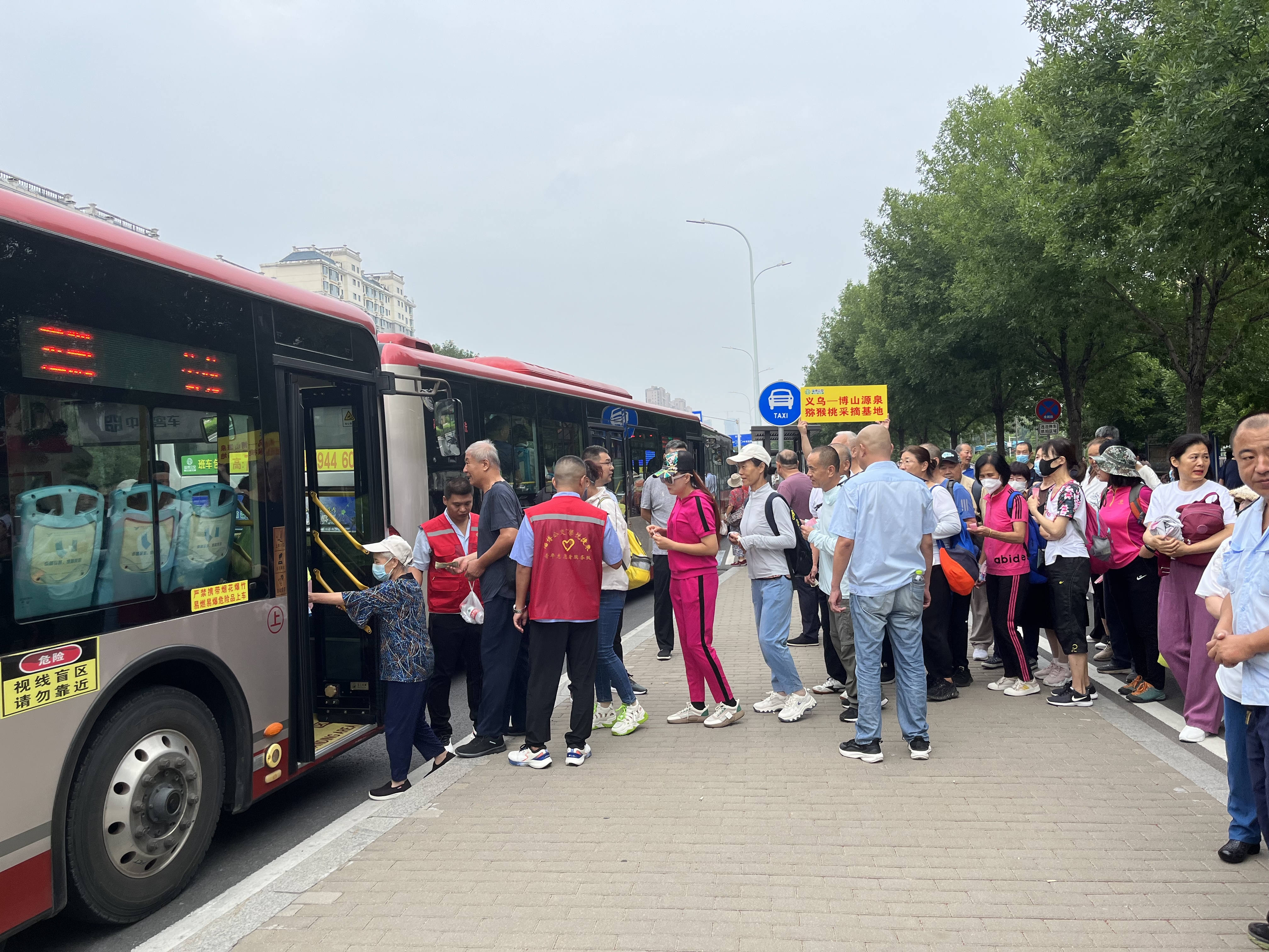 8月26日早上，“义乌—博山源泉猕猴桃采摘基地”专线前排起长龙。