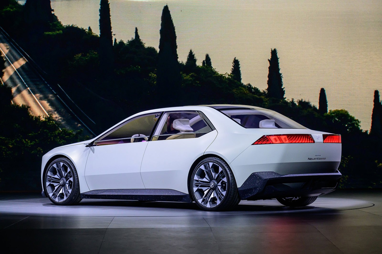 BMW新世代概念车全球首发，量产车型2025年推出