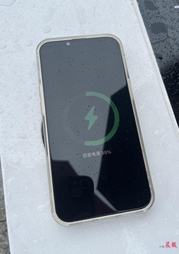 不需要数据线免费充电 无线充电公共座椅亮相南昌街头（图）