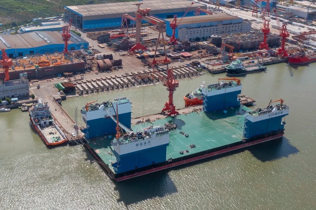 “四航永兴”号总用钢量超2.3万吨，与有着“万里长江第一桥”之称的武汉长江一桥用钢量相当 周华东 摄
