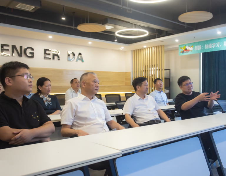 虎荣鑫区长一行与梦尔达科技集团创始人刘善炜座谈交流